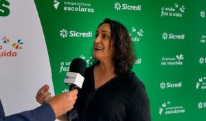 Psicóloga Elaine Liess inspira educadores com palestras sobre saúde mental e atenção dos alunos
