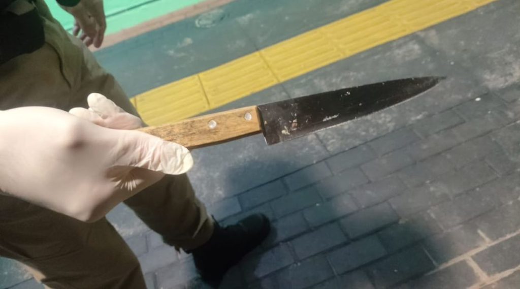 Tentativa de feminicídio deixa mulher ferida após ataque com faca