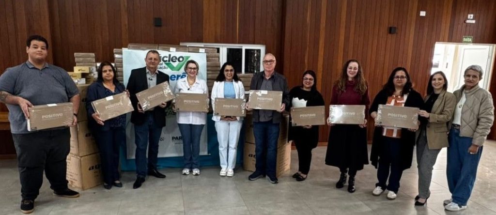 Kits tecnológicos chegam às escolas dos municípios do NRE de Goioerê