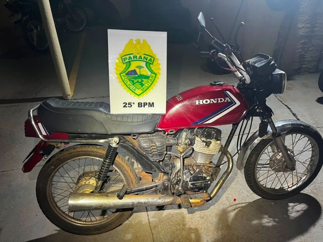Motociclista bêbado bate em carro e é preso