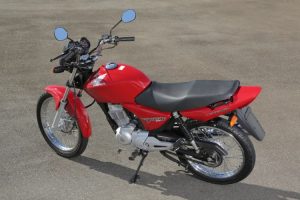 Motocicleta vermelha some durante festa em Moreira Sales