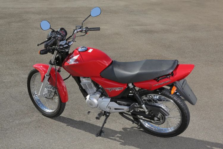 Motocicleta vermelha some durante festa em Moreira Sales