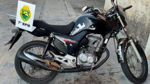 Motociclista empina moto, dirige sem CNH e acaba autuado