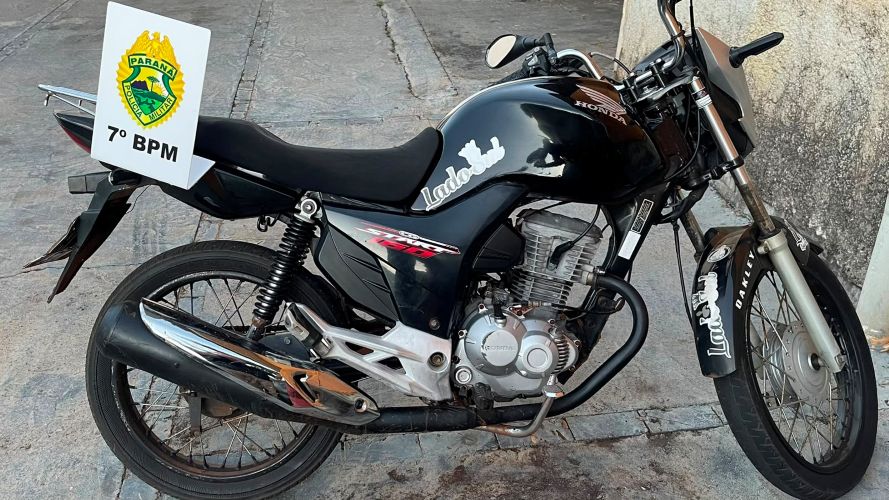 Motociclista empina moto, dirige sem CNH e acaba autuado