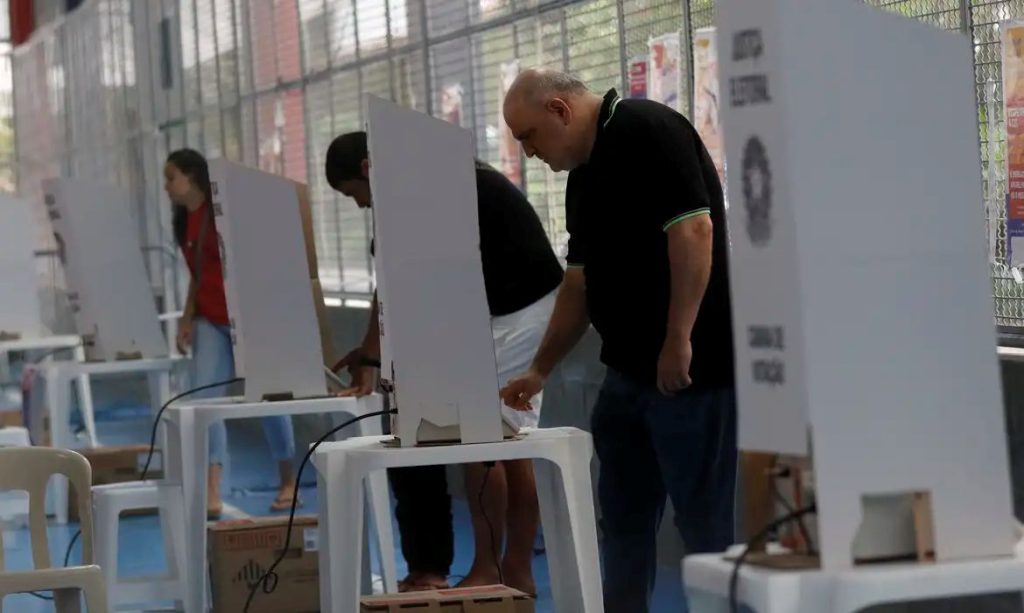 Urna eletrônica passa por cerca de 40 etapas de auditoria antes das Eleições 2026