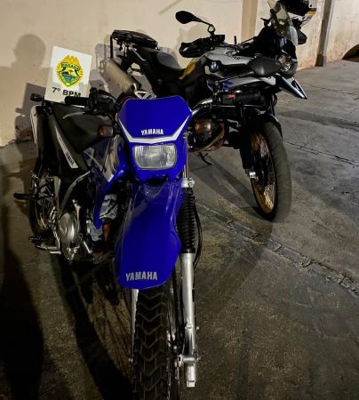 Motociclista foge de abordagem após empinar moto