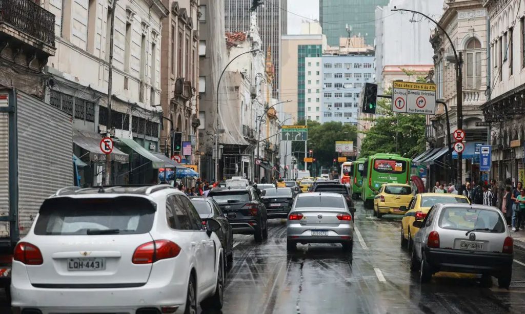Seguro pode exigir aviso antes de adesivar carro para campanha