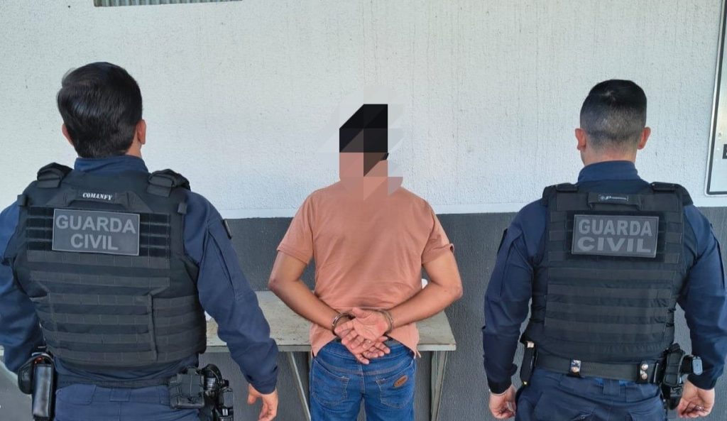 Homem é detido após agredir e ameaçar esposa