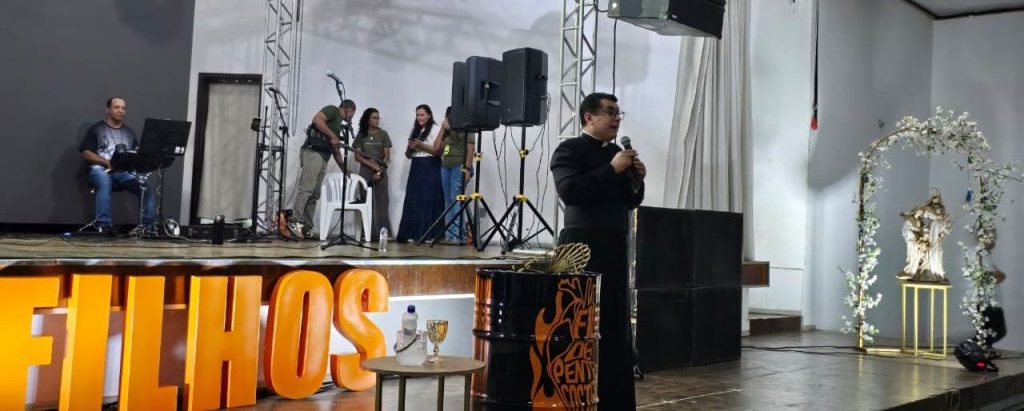 Padre Chrystian Shankar reúne mais de mil fiéis em Goioerê