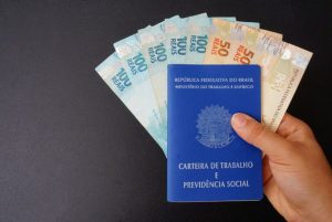 Salário mínimo deve subir para R$ 1.741 em 2027