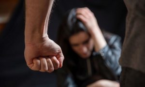 Homem é preso após ameaçar mãe com faca