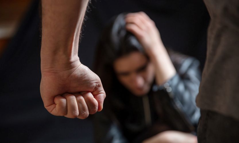 Homem é preso após ameaçar mãe com faca