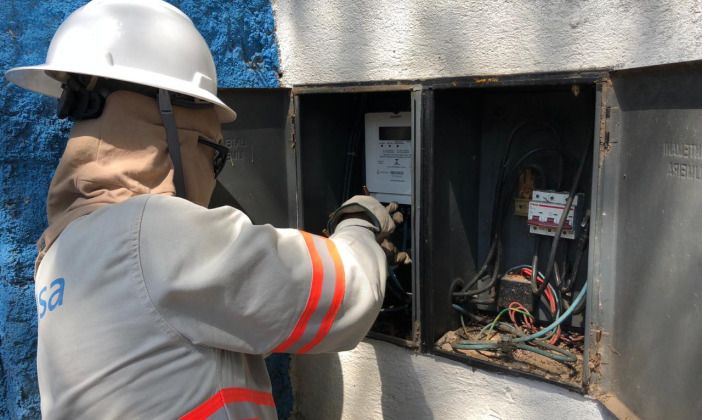 Agressão a eletricista da Copel: idoso foge após socos