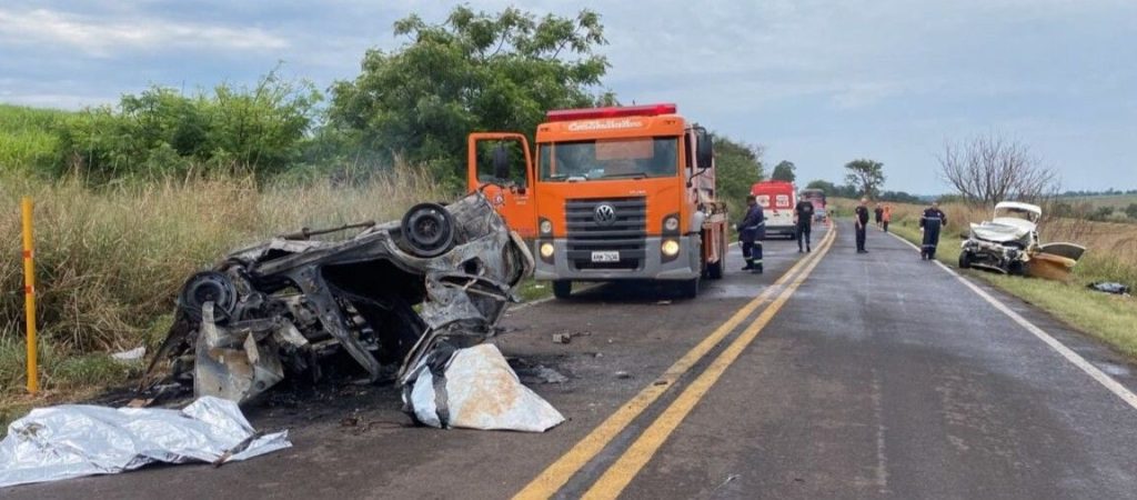 Colisão frontal mata três pessoas na PR-317