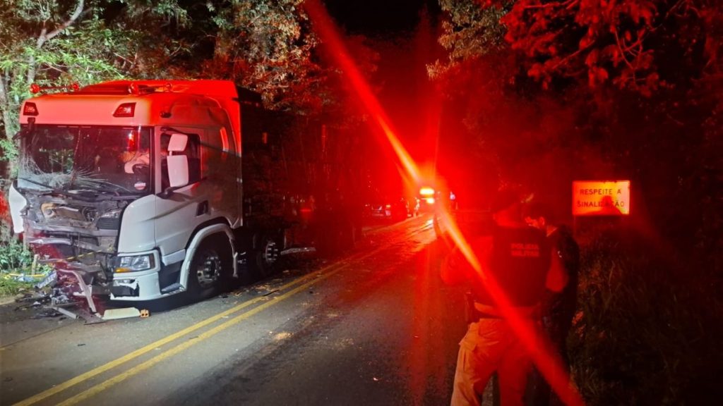 Carro invade pista contrária e causa acidente com duas mortes