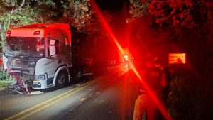 Carro invade pista contrária e causa acidente com duas mortes