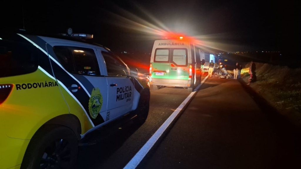 Ambulância colide com moto e deixa motociclista em estado grave