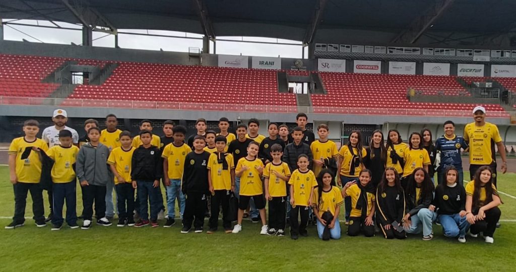Talentos de Jesus leva atletas a jogo do Cascavel e inspira jovens
