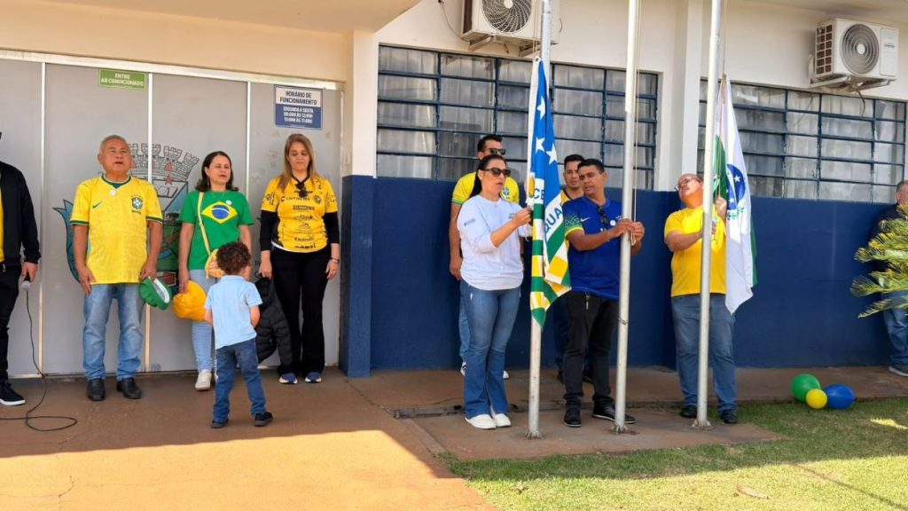 Desfile cívico emociona Quarto Centenário no 7 de Setembro