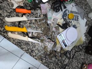 Tráfico: PM prende homem e apreende adolescentes 