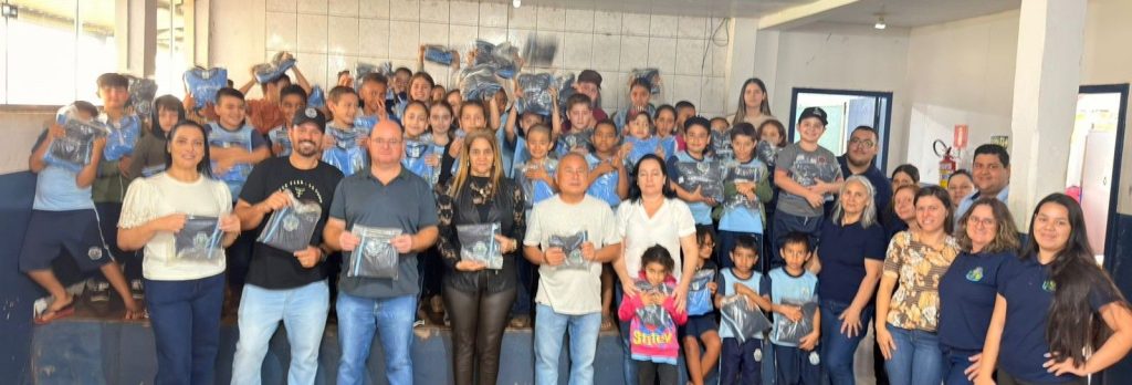 Quarto Centenário entrega uniformes a alunos da rede municipal