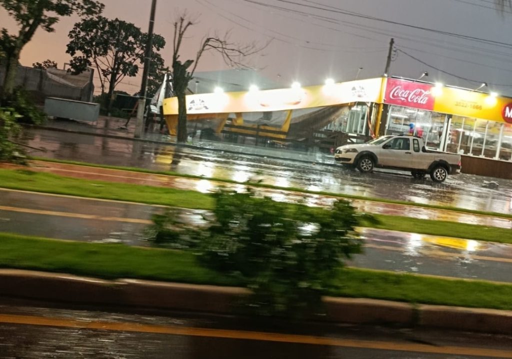 Forte temporal provoca queda de árvores e deixa casas destelhadas em Goioerê