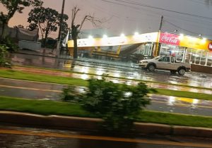 Forte temporal provoca queda de árvores e deixa casas destelhadas em Goioerê