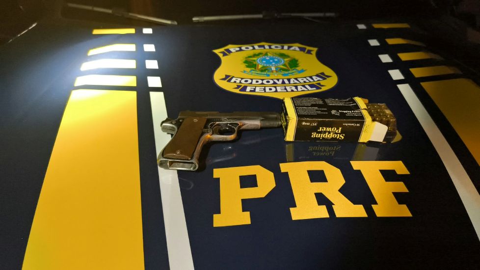 PRF apreende 320 kg de maconha e pistola após perseguição
