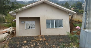 Casa desliza por barranco e fica inteira após chuvas
