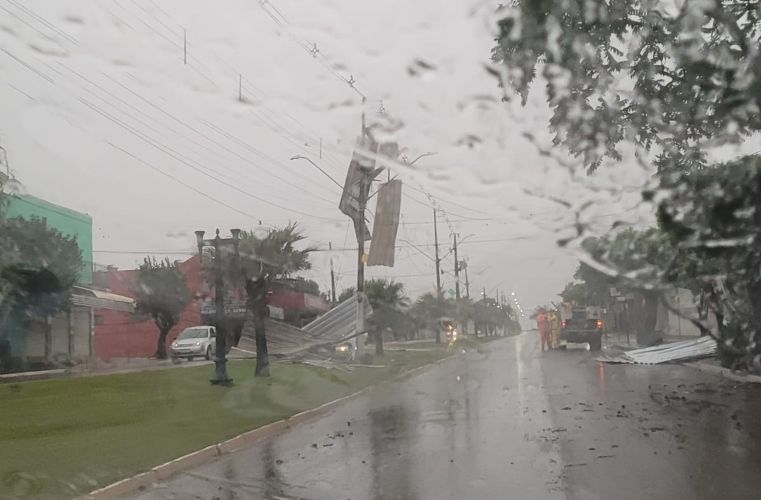 Temporal assusta moradores e causa estragos na madrugada