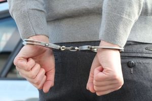 Mandado de prisão é cumprido após abordagem policial