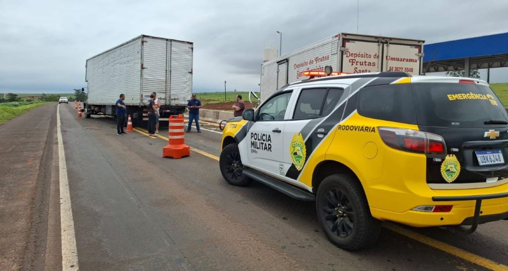 Engavetamento envolve três caminhões e uma van em rodovia estadual