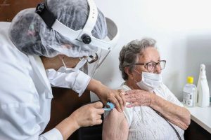 Vacinação contra pneumonia protege idosos acima de 85 anos